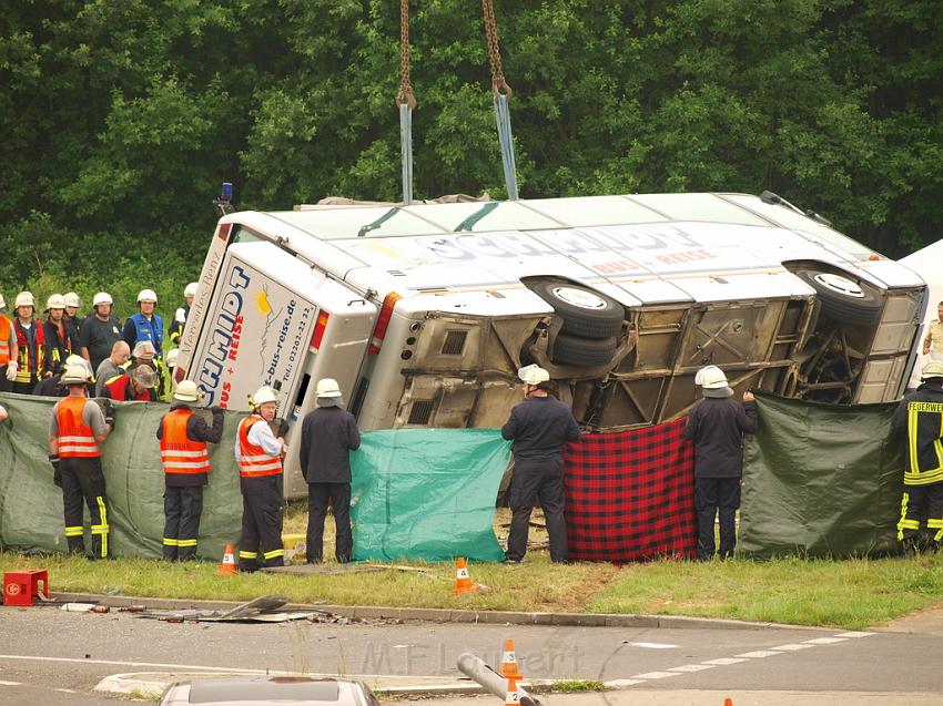 Schwerer Unfall mit Reisebus Lohmar Donrather Dreieck P530.JPG